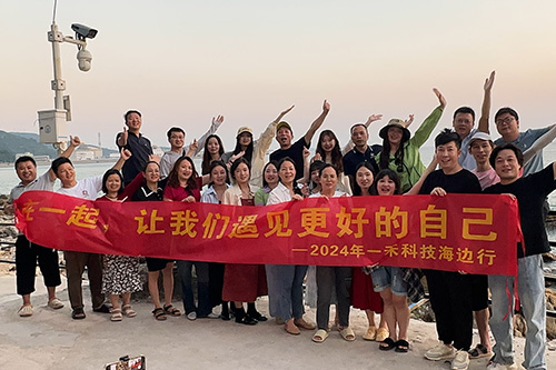 <b>银河集团9873com科技海边行团建活动：在一起，让我们遇见更好的自己！</b>